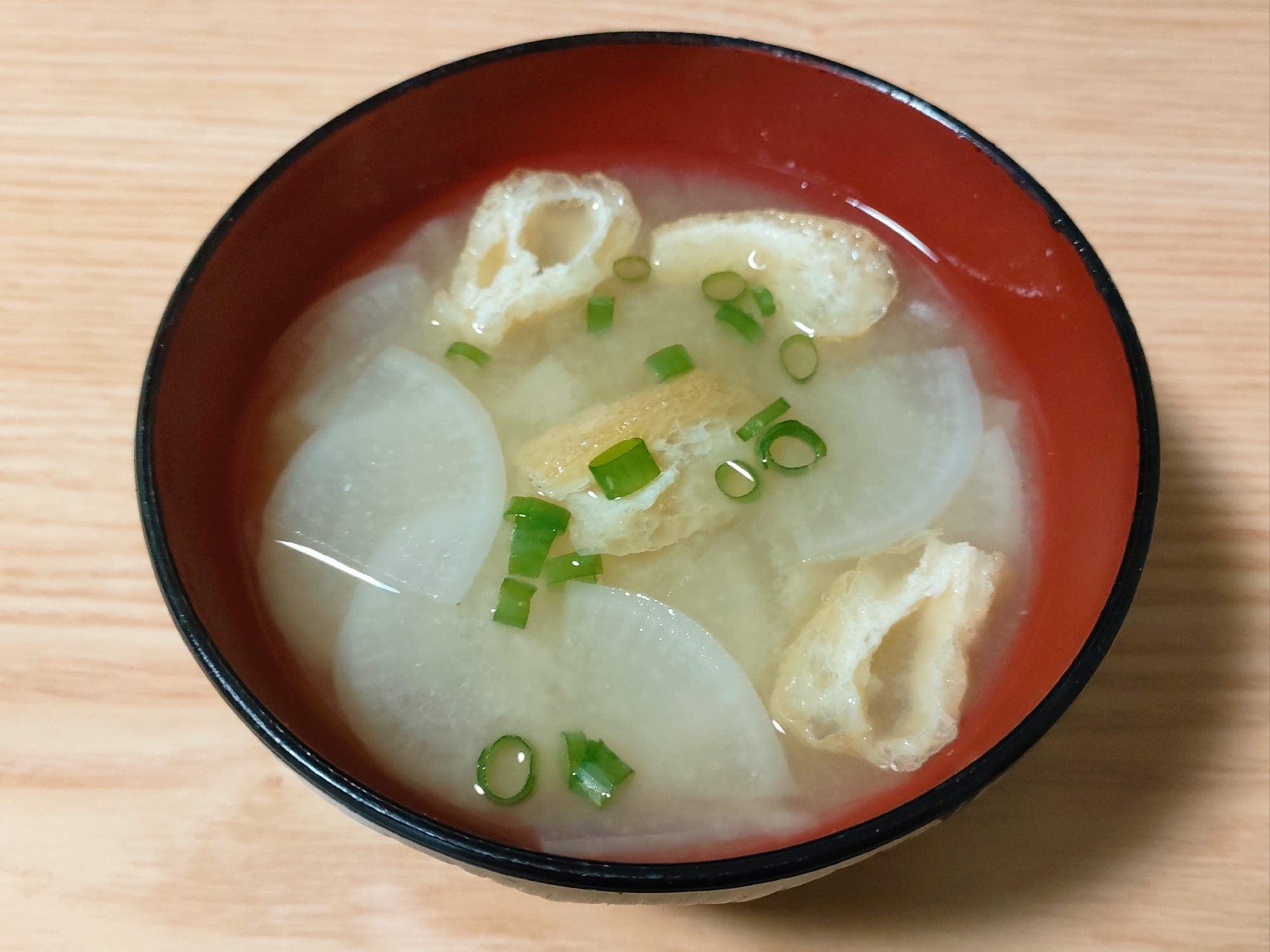 大根と油揚げと小ねぎの味噌汁