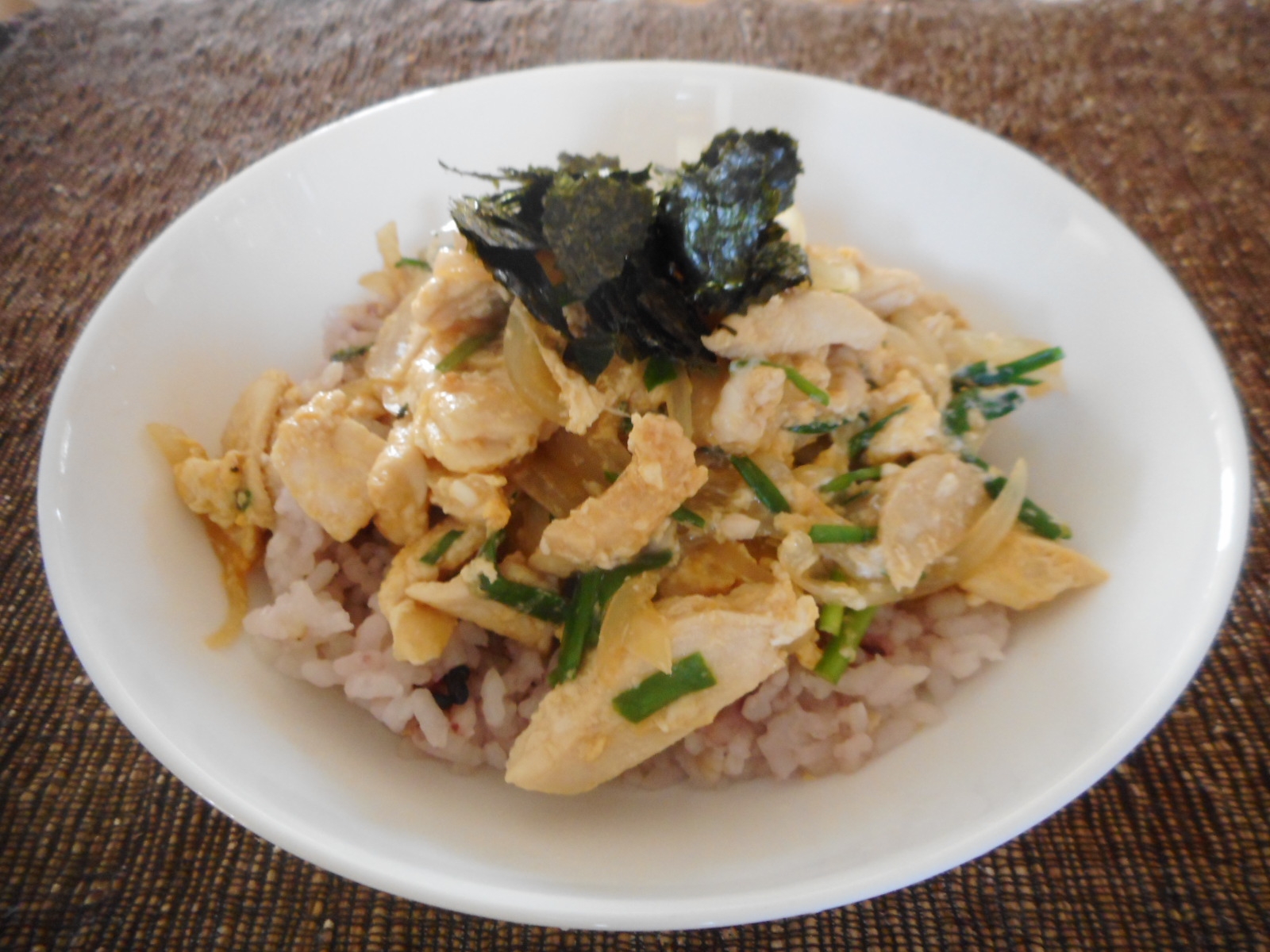 ムネ肉のニラ玉炒め丼