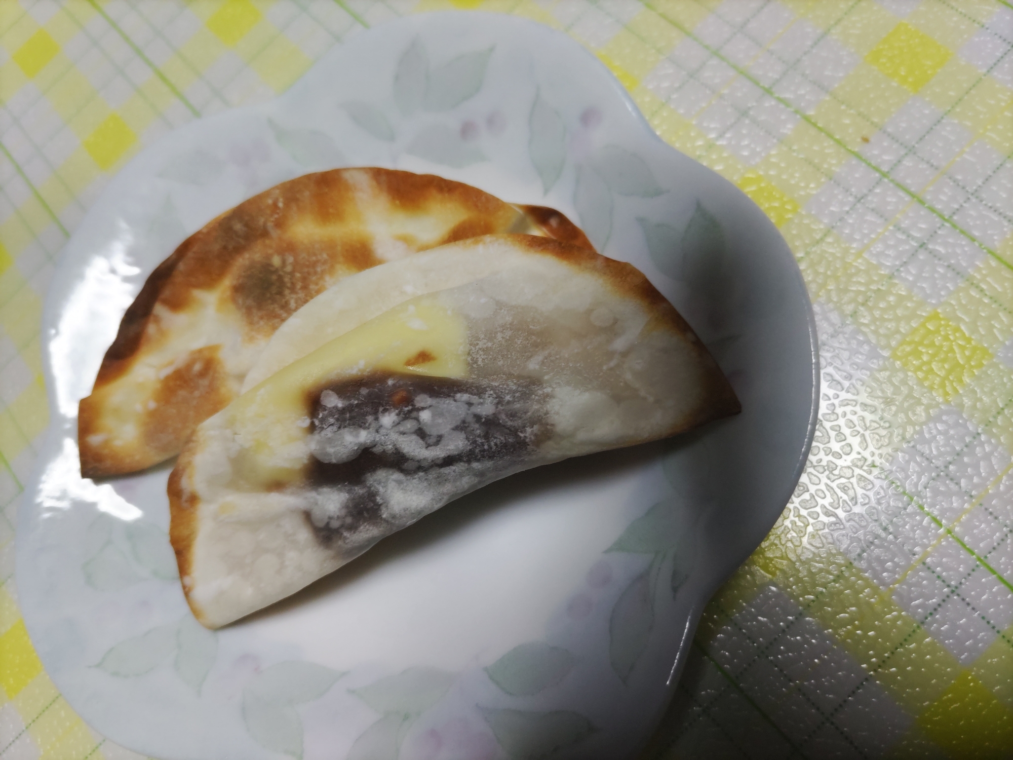 ピーナッツチョコとクリームチーズの餃子の皮で包み焼