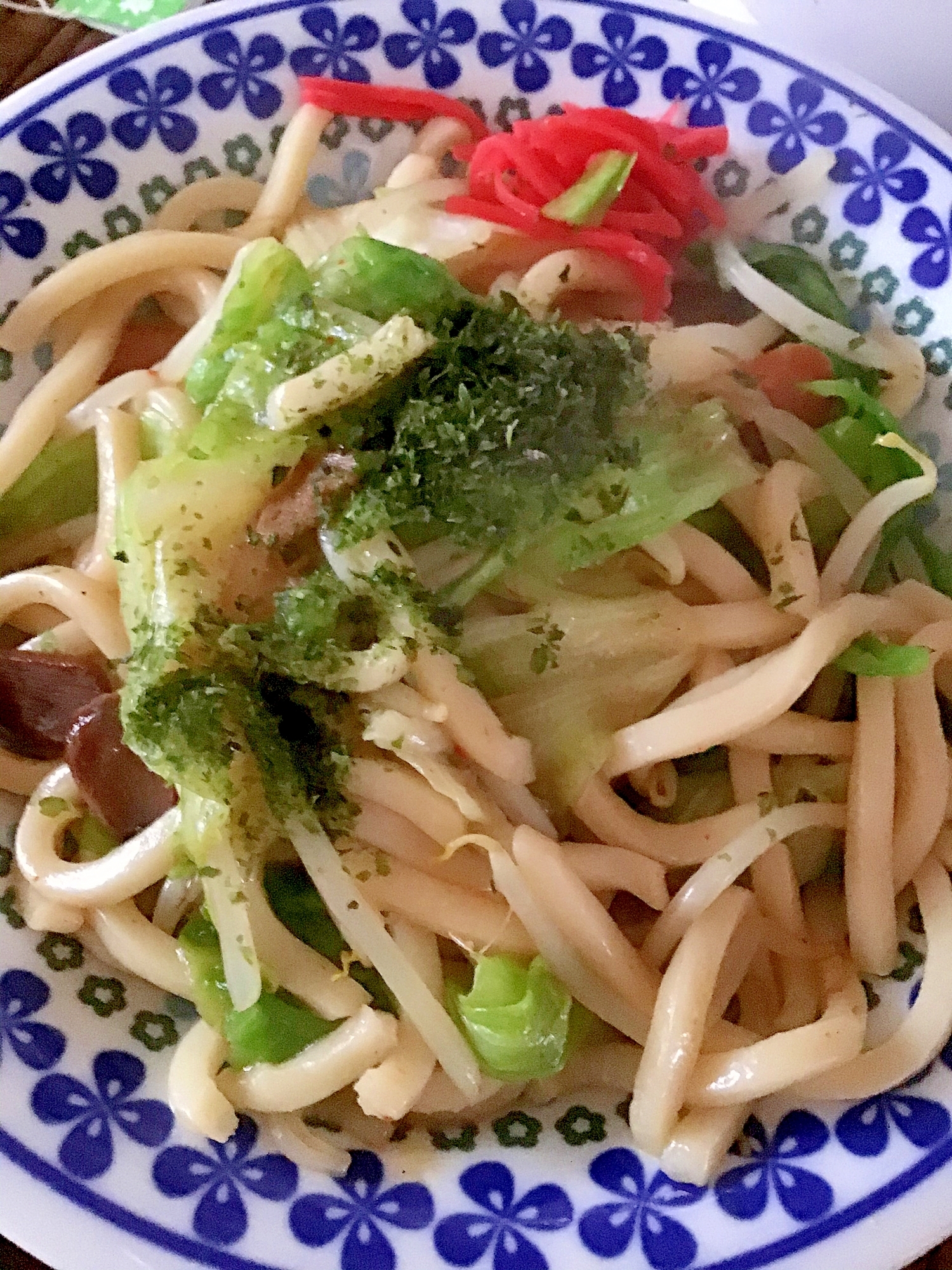 レタスとウインナーとモヤシの焼きうどん（醤油味）