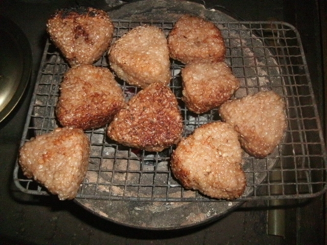 網にひっつかなくて香ばしい焼きおにぎり