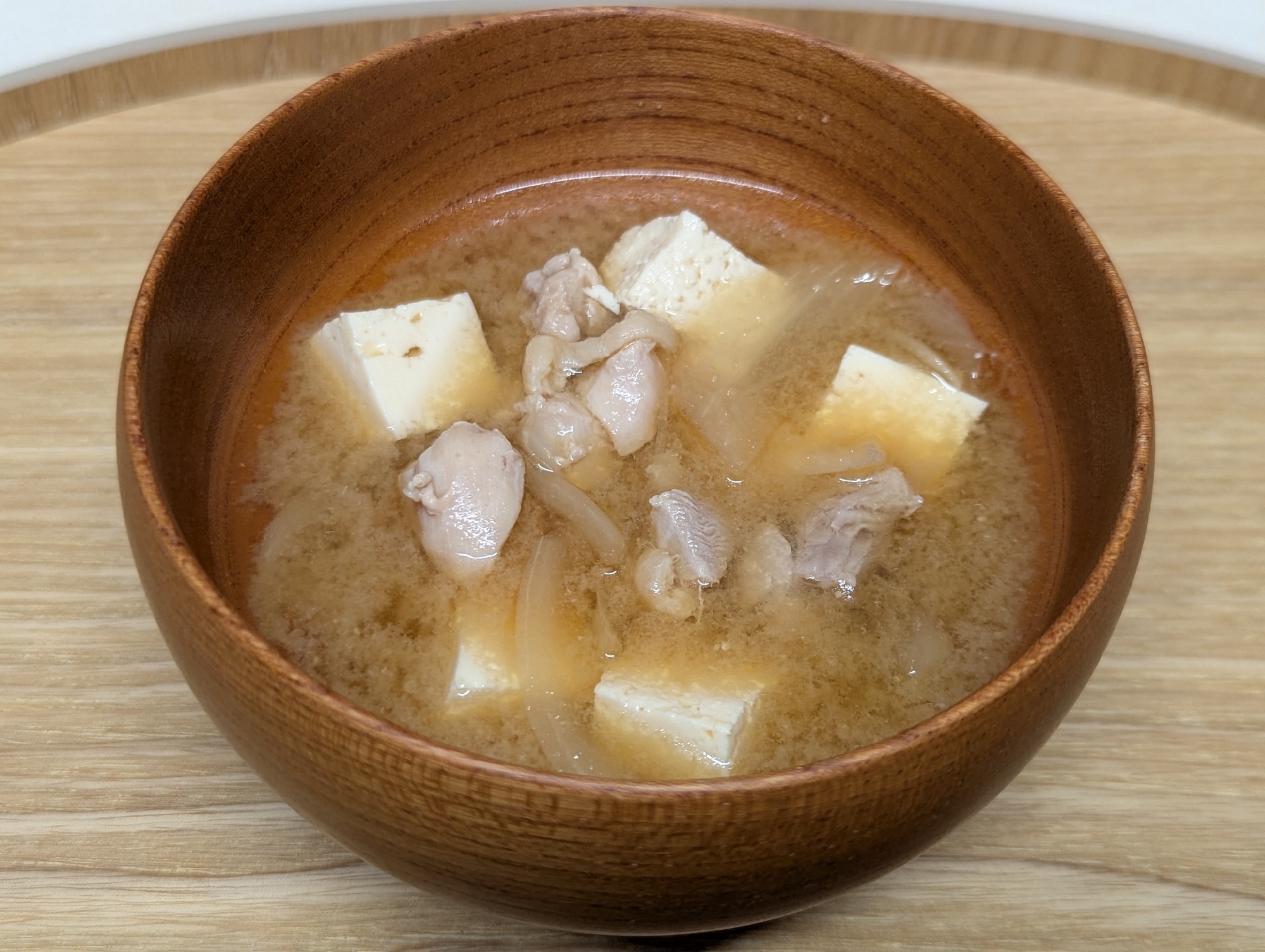 鶏もも肉、玉ねぎ、豆腐のお味噌汁
