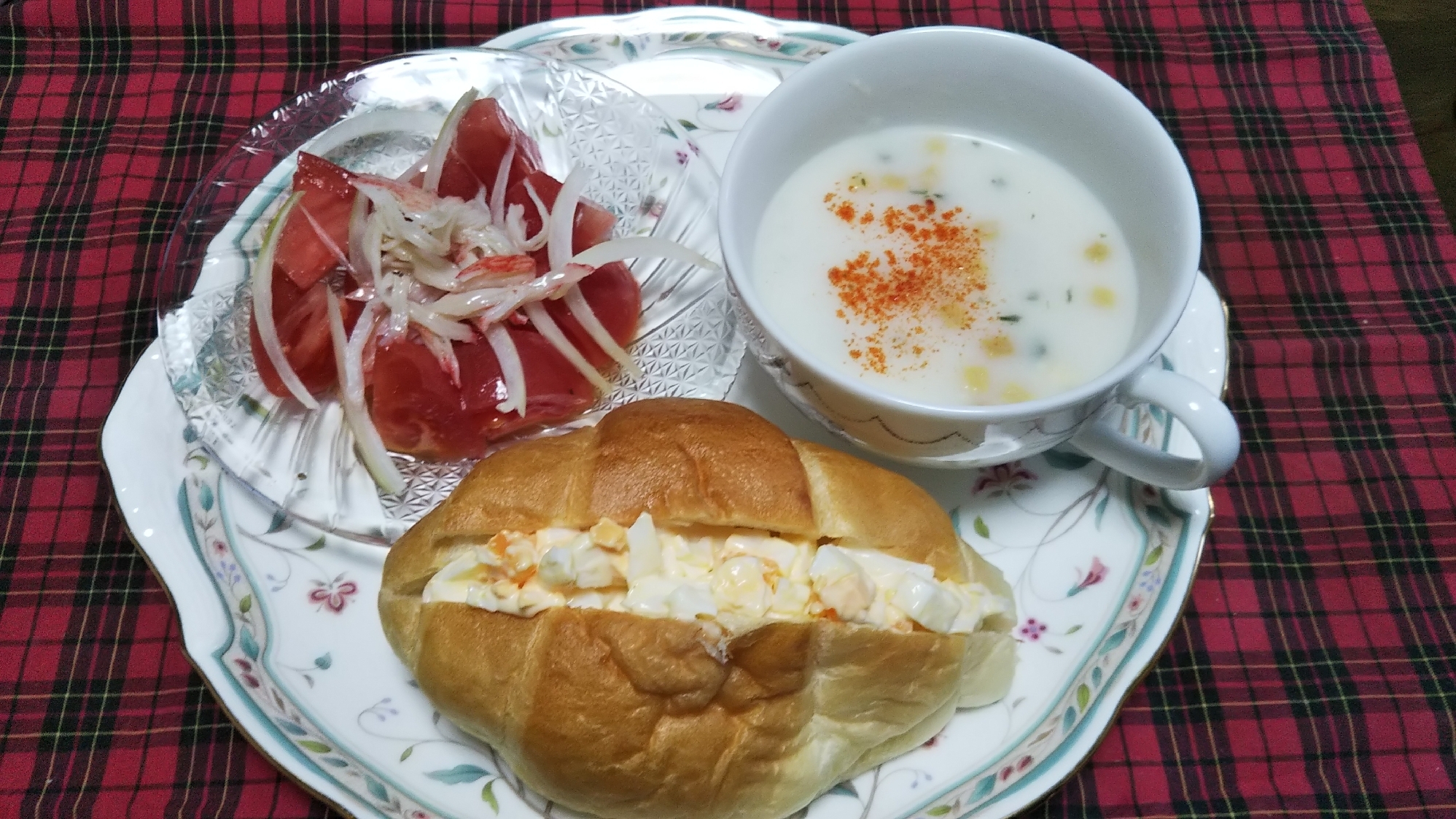 卵パンとポテトポタージュとトマトオニオンサラダ☆