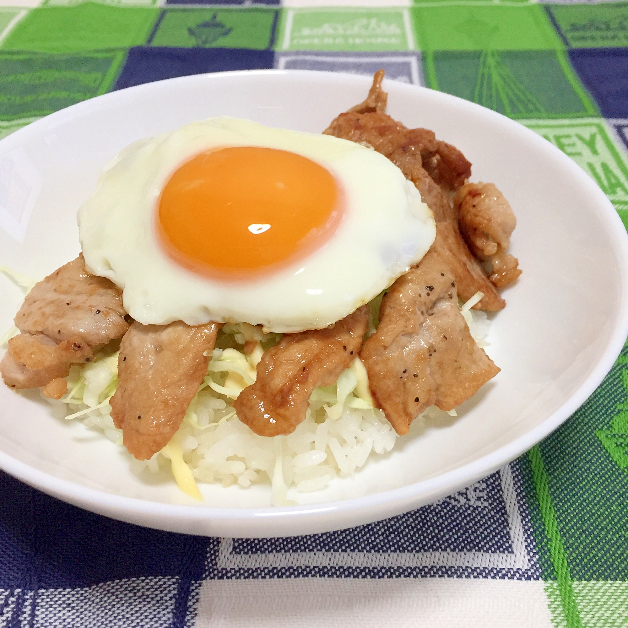 キャベツとポークと目玉焼きの丼♪