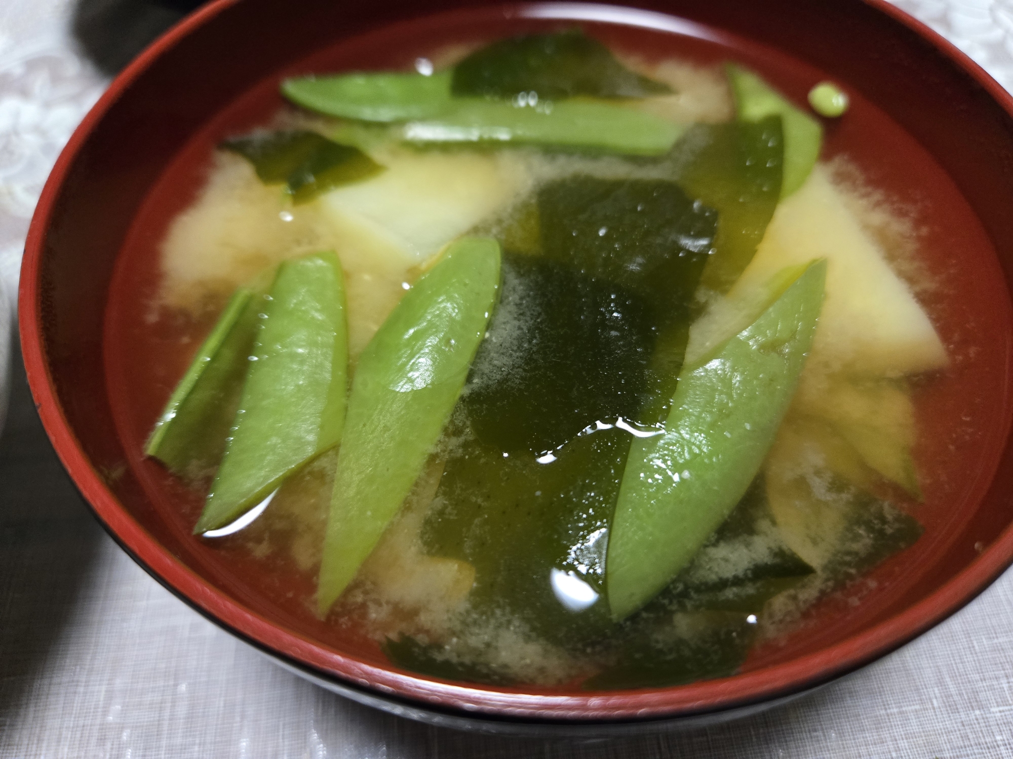 スナップエンドウとワカメとじゃがいもの味噌汁