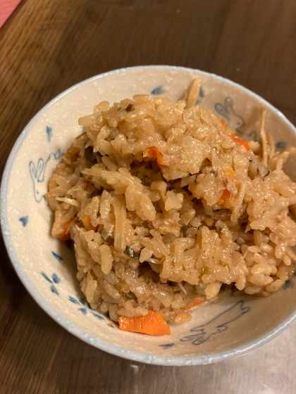 しめじが無かったので椎茸で作りました♪炊き込みご飯に、塩昆布が初めてで美味しかったです。