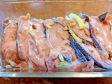 鮭を一匹丸ごと使い切る！①鮭のレモン漬け