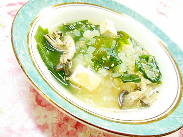 玉葱たっぷり❤ヒラタケと豆腐とわかめのダシダスープ