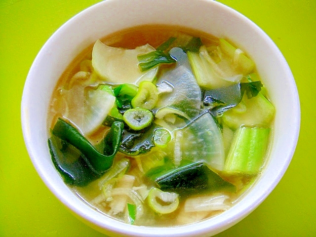 大根とチンゲン菜わかめの中華スープ