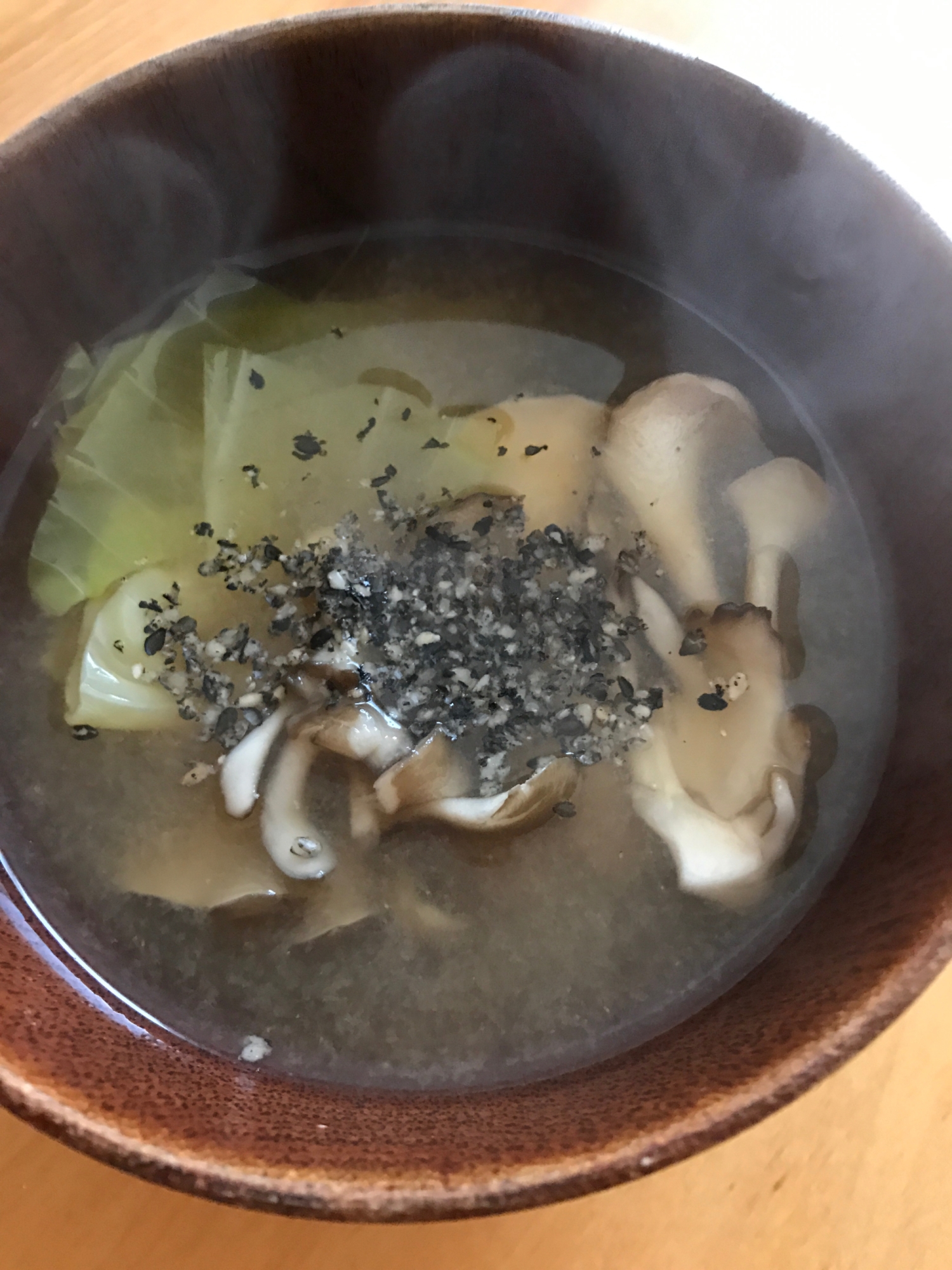 黒すりごまとキャベツ、舞茸の味噌汁