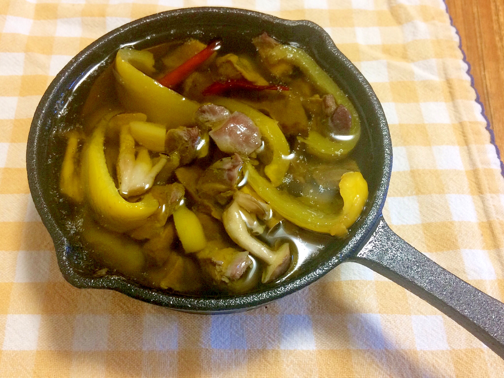 うちとおかず 砂肝としめじ、パプリカのアヒージョ