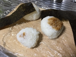 えへへ焼き鳥缶のたれまで余すことなく焼き鳥ポッケにたらしてみたら…大したしみったれおにぎりになりました、が、こってりしっかり味でオイシカッタですゴチソ様！