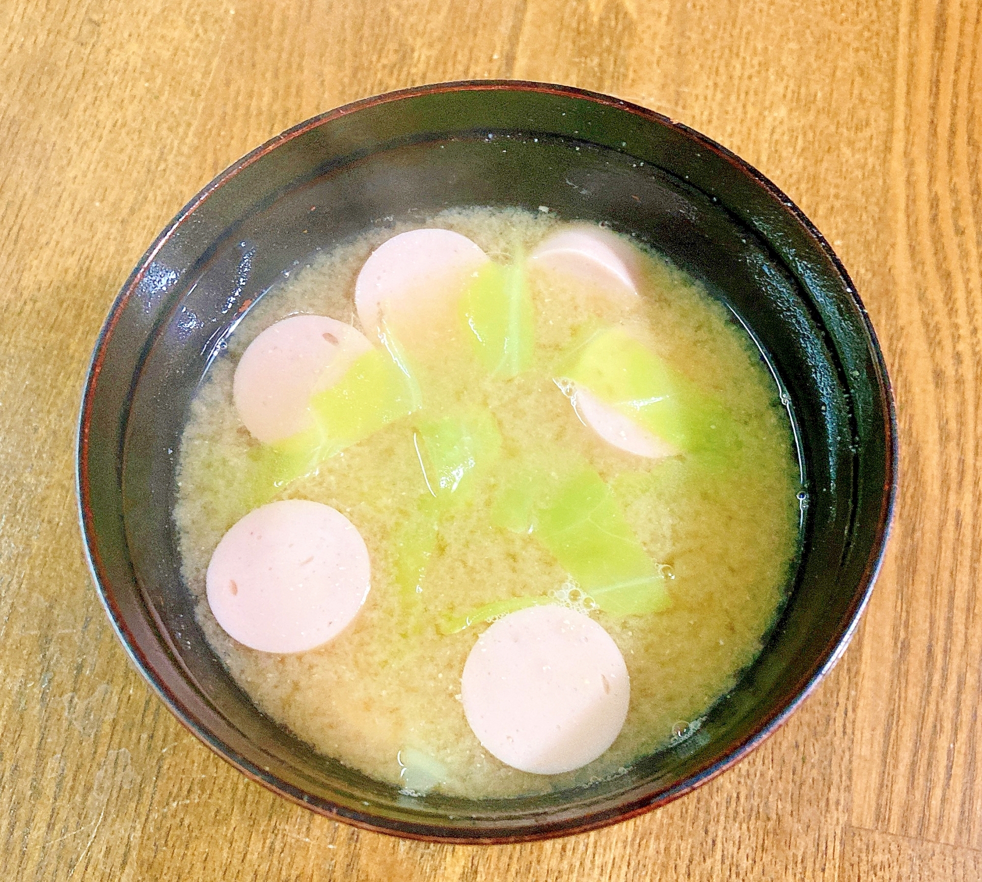 キャベツと魚肉ソーセージの味噌汁