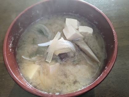 具材を参考にしました。豆腐、ごぼう、たまねぎ、長ネギです。毎日食べるスープ気分でお味噌汁飲んでます。