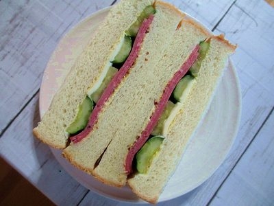 こんにちわ（u u）　普通の食パンですがサンドイッチでランチしました～♪　しっかりボリュームがあって食べ応えがあって美味しかったです＾＾*