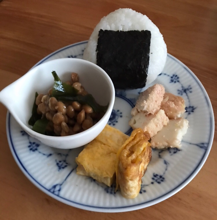 海苔巻きおむすびとわかめ納豆の朝ごはん