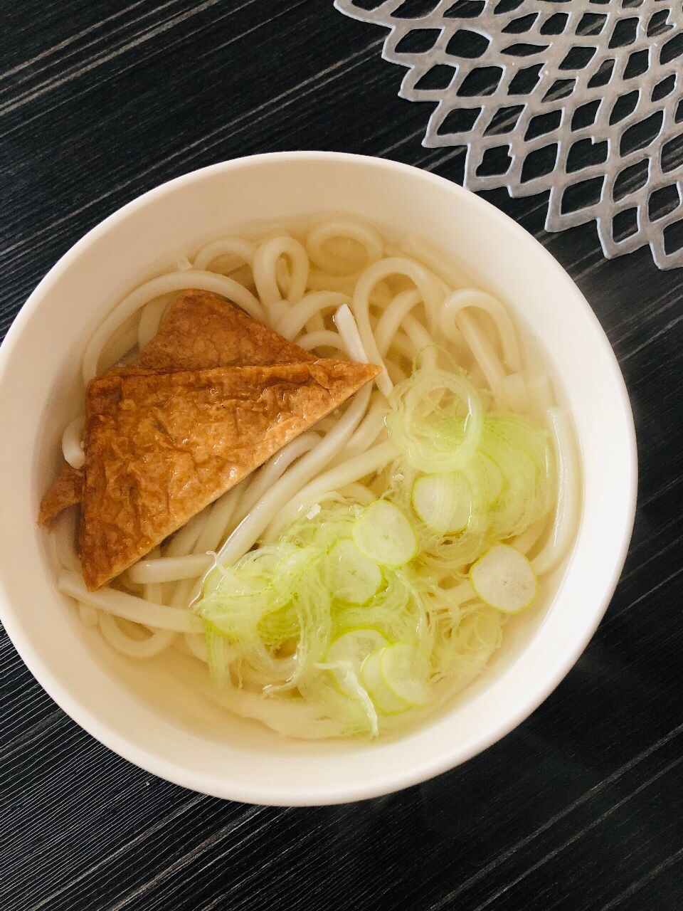 つゆは白だしだけでOK☆いなり揚げうどん