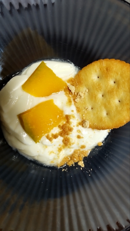 今日のヨーグルト♡かぼちゃ煮&ビスケット