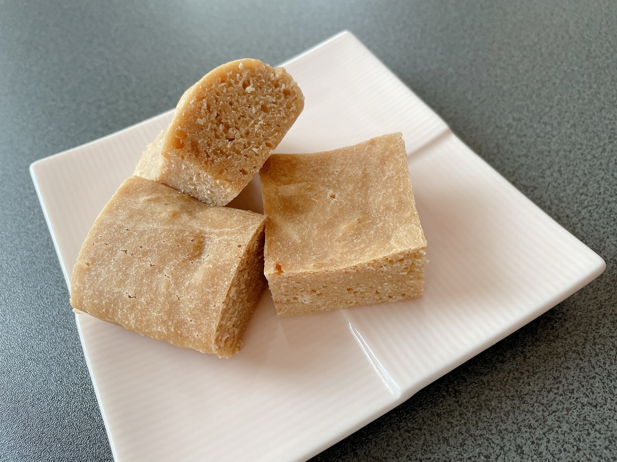 ノンオイル！オーブンで黒糖レーズン蒸しパン