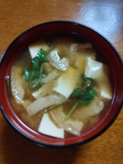 豆腐と油揚げ、せりの味噌汁