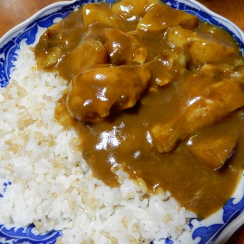 簡単おいしい↑手羽元を使ったので、実は先に白ワインで煮ておいた❤・・❤手羽は、フォークで刺しておくので、フォークで普通に食べられる↑骨から出るダシが好きで♡ポチ