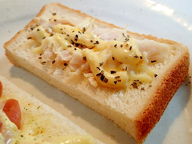 タルタルで　サラダチキンととろけるチーズのトースト