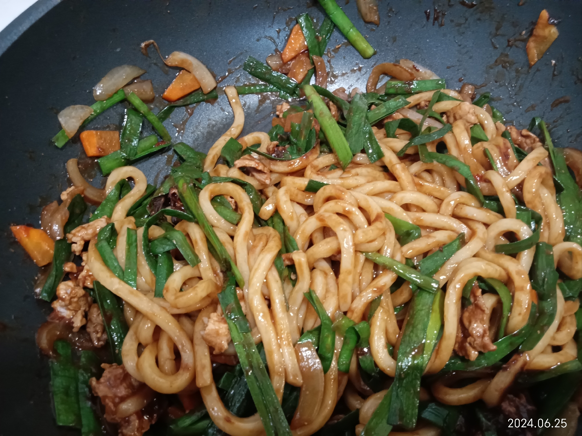 にら、豚肉、にんじん入り、みそ焼き・うどん♫