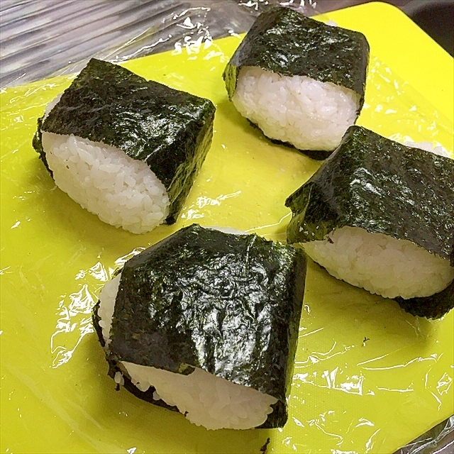 ご飯にしみた醤油にくーっ！ガテン系鮭フレおにぎり