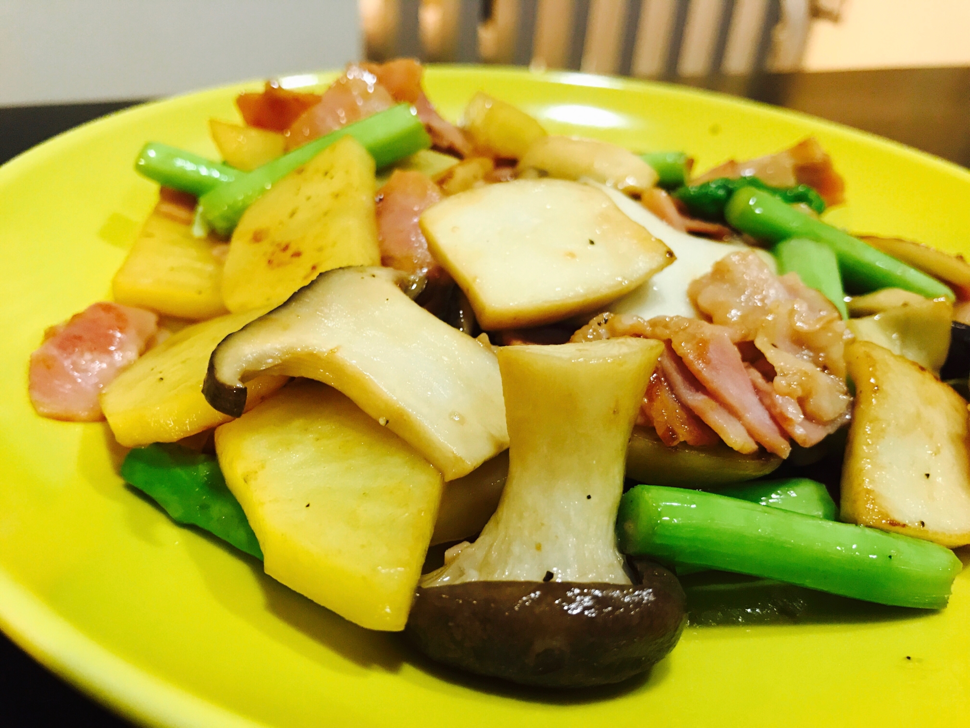 ベーコンと野菜たっぷりブラックペッパー炒め