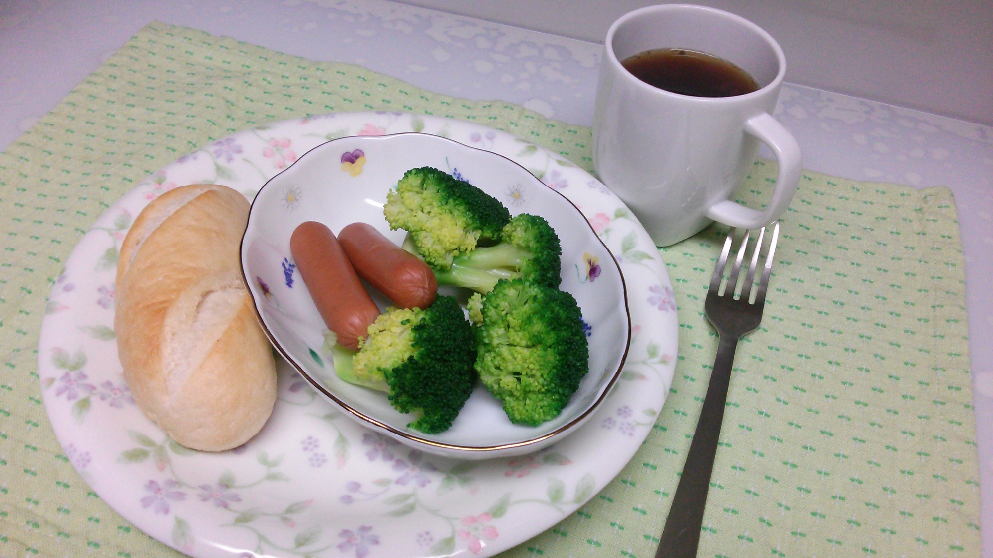 朝ごはんにプチパン♪　+塩茹でブロッコリー♪