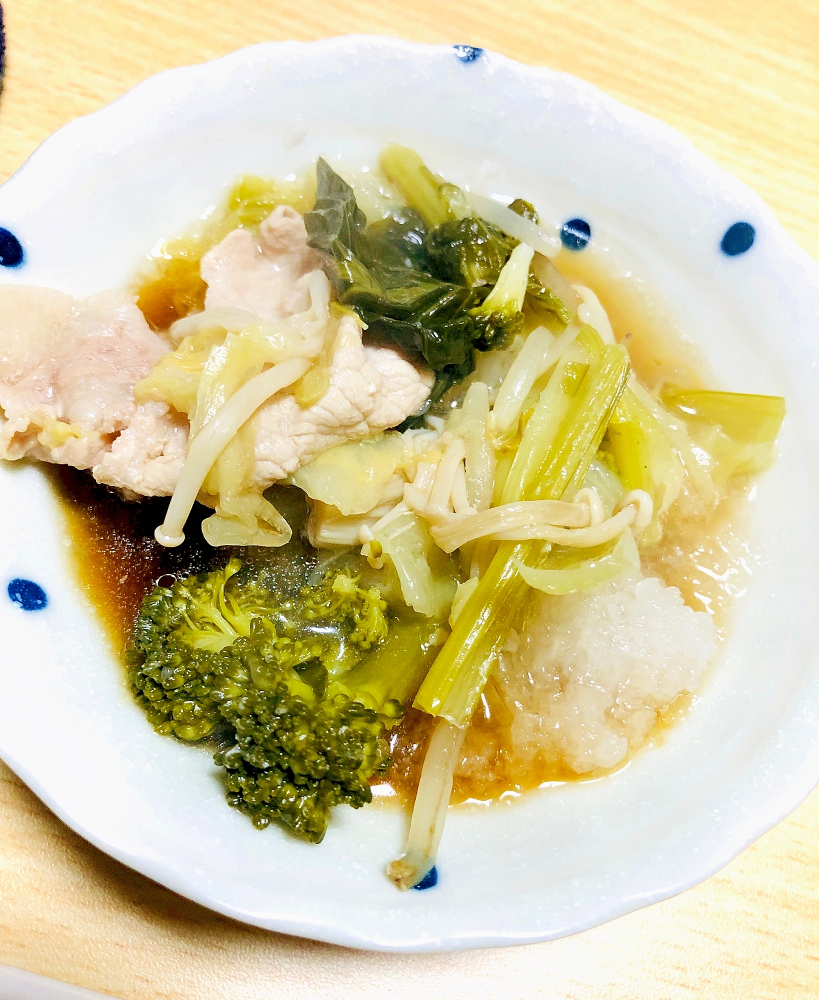 白菜と緑の野菜入り水炊き