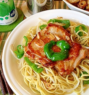 どどんとあと乗せチキテキがなんとも豪華な塩焼きそば