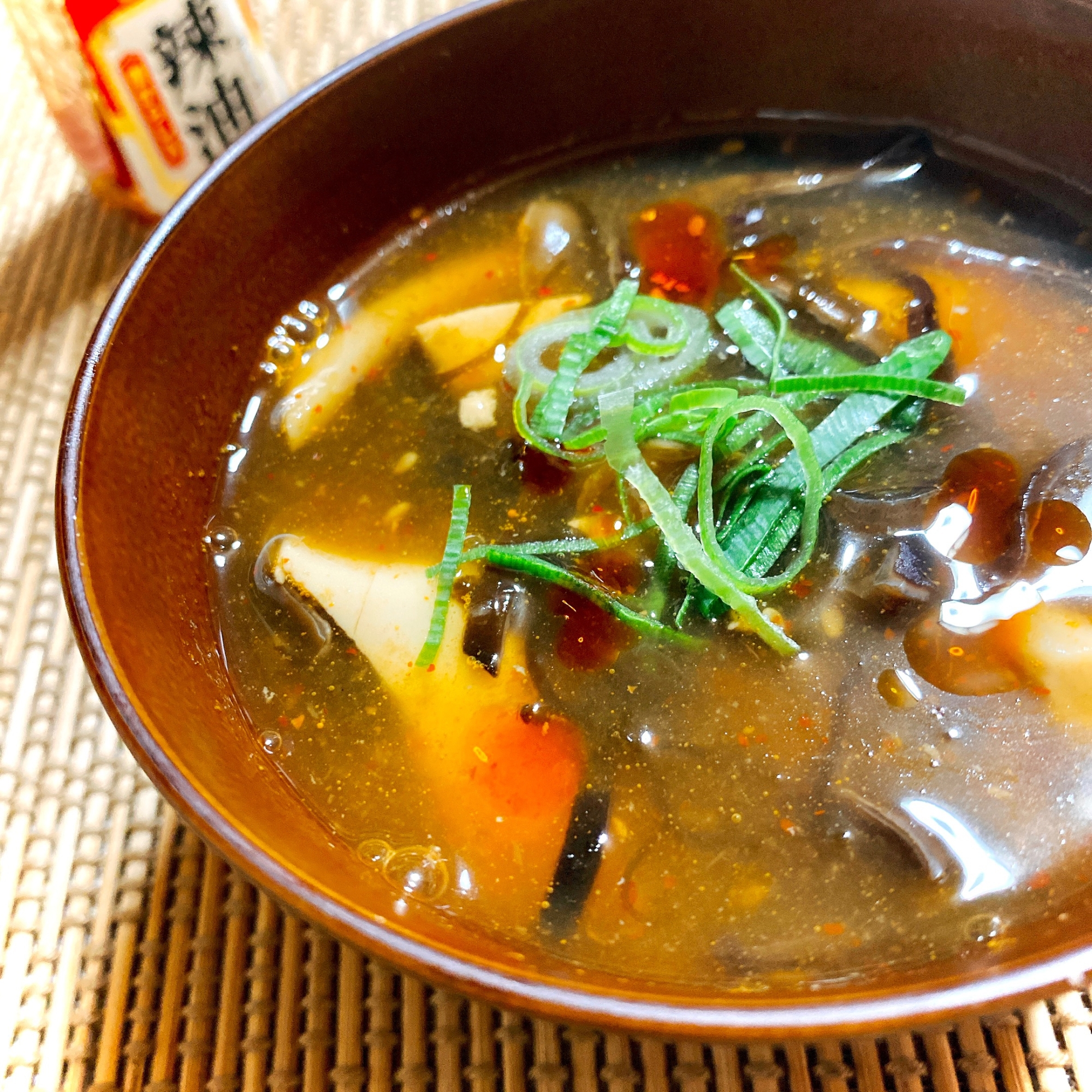 ピリ辛あったまる♪もずくと豆腐のヘルシー酸辣湯