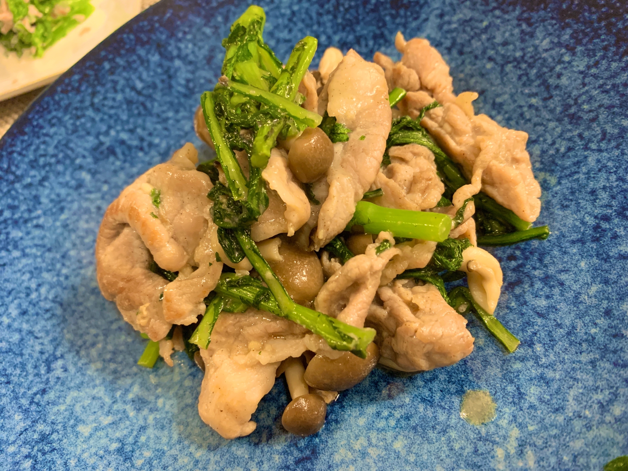 ご飯が進む 豚肉と春菊としめじのバター醤油炒め レシピ 作り方 By おれんじちゃん 楽天レシピ