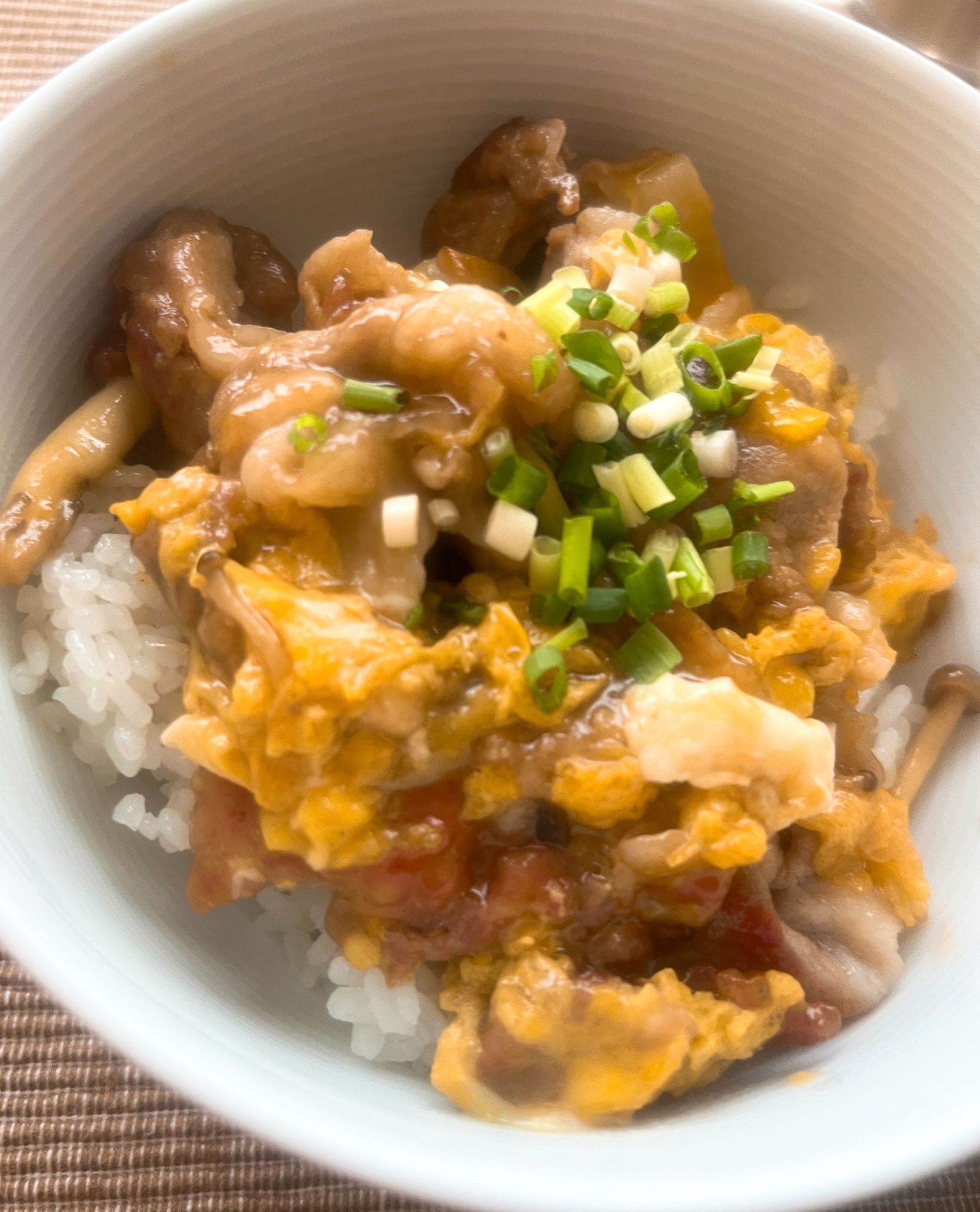 豚こまと卵丼