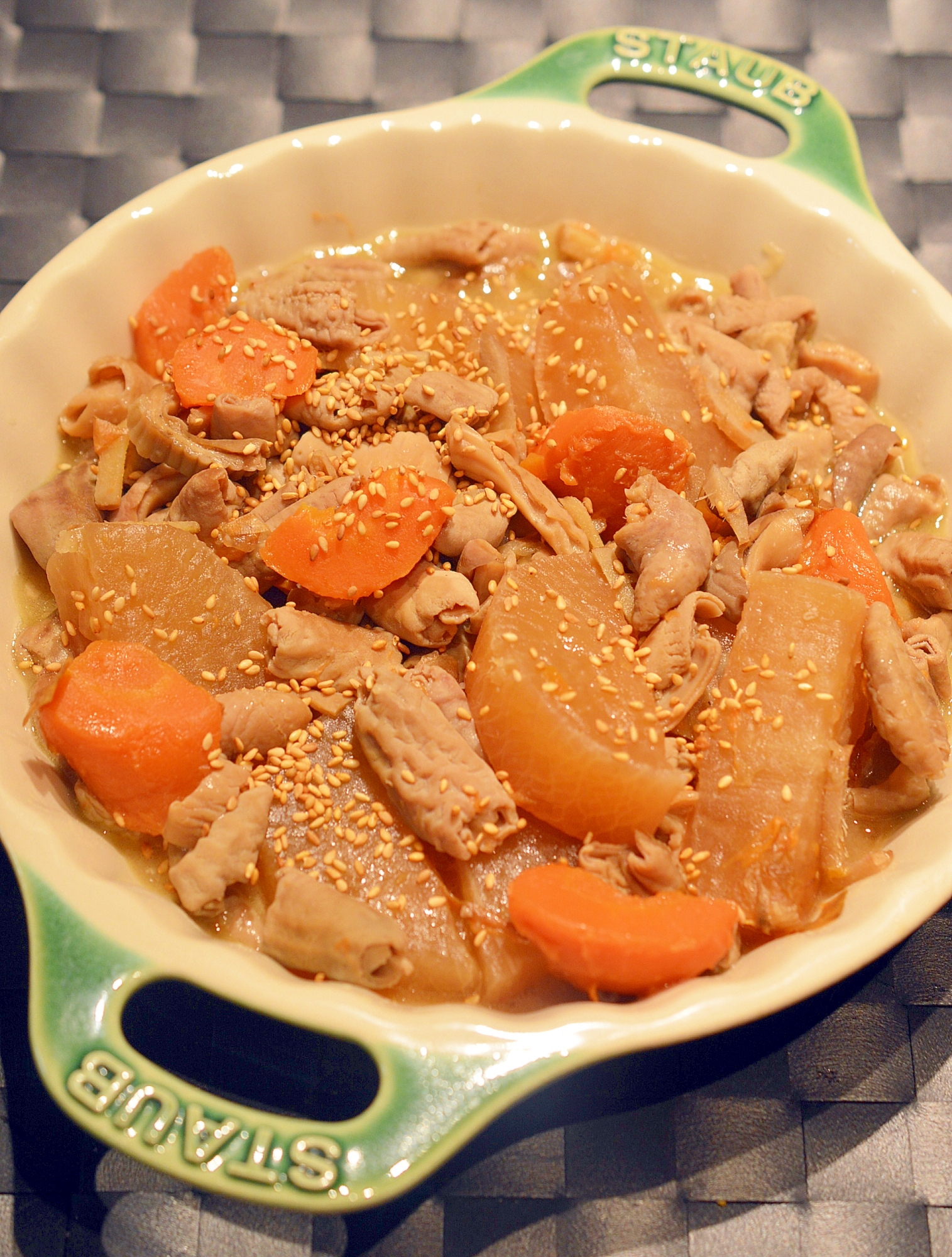 炊飯器でやわらか〜い♪モツと大根の煮物