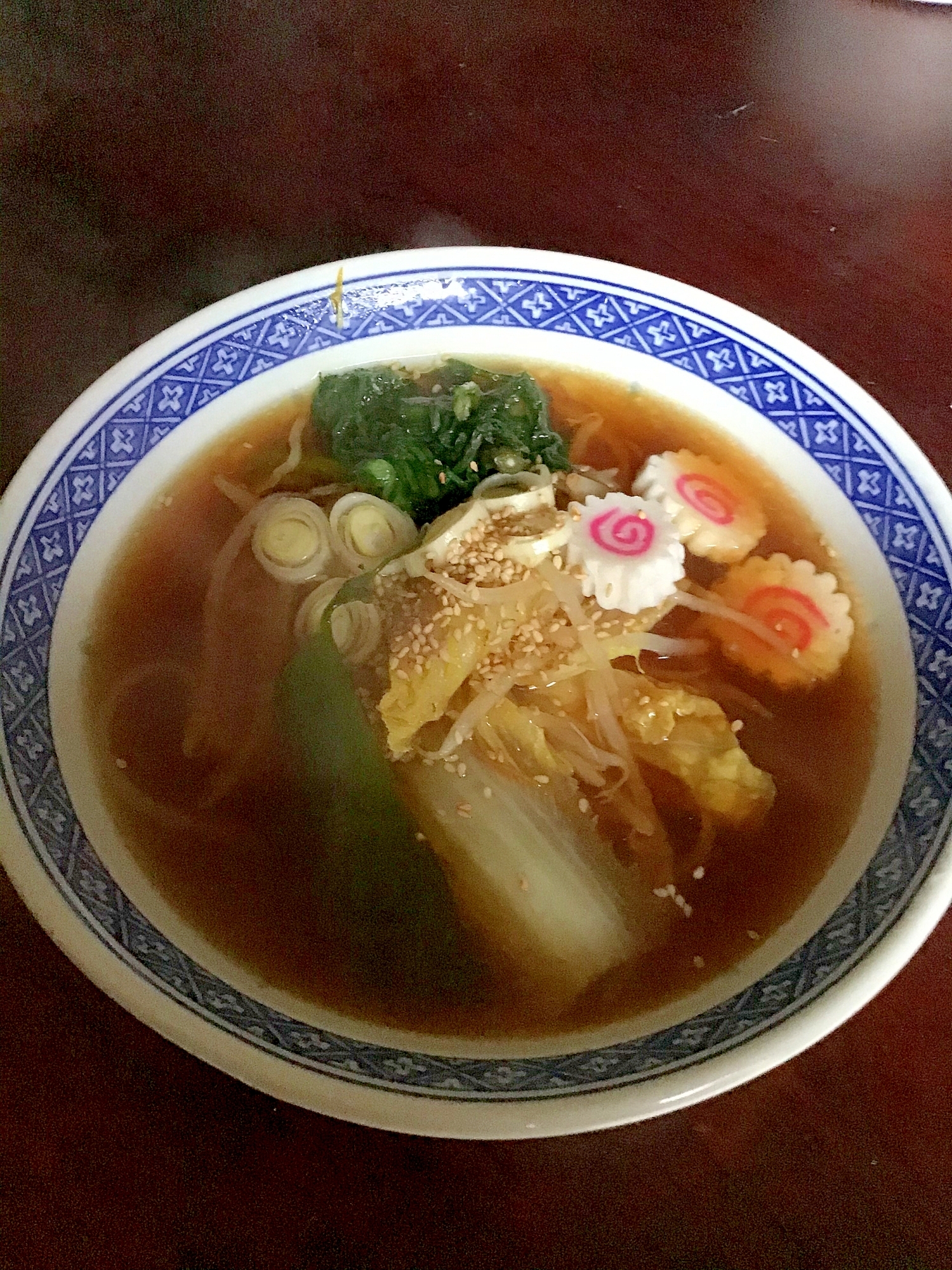 茎ワカメと春菊と鳴門と野菜の醤油ラーメン。