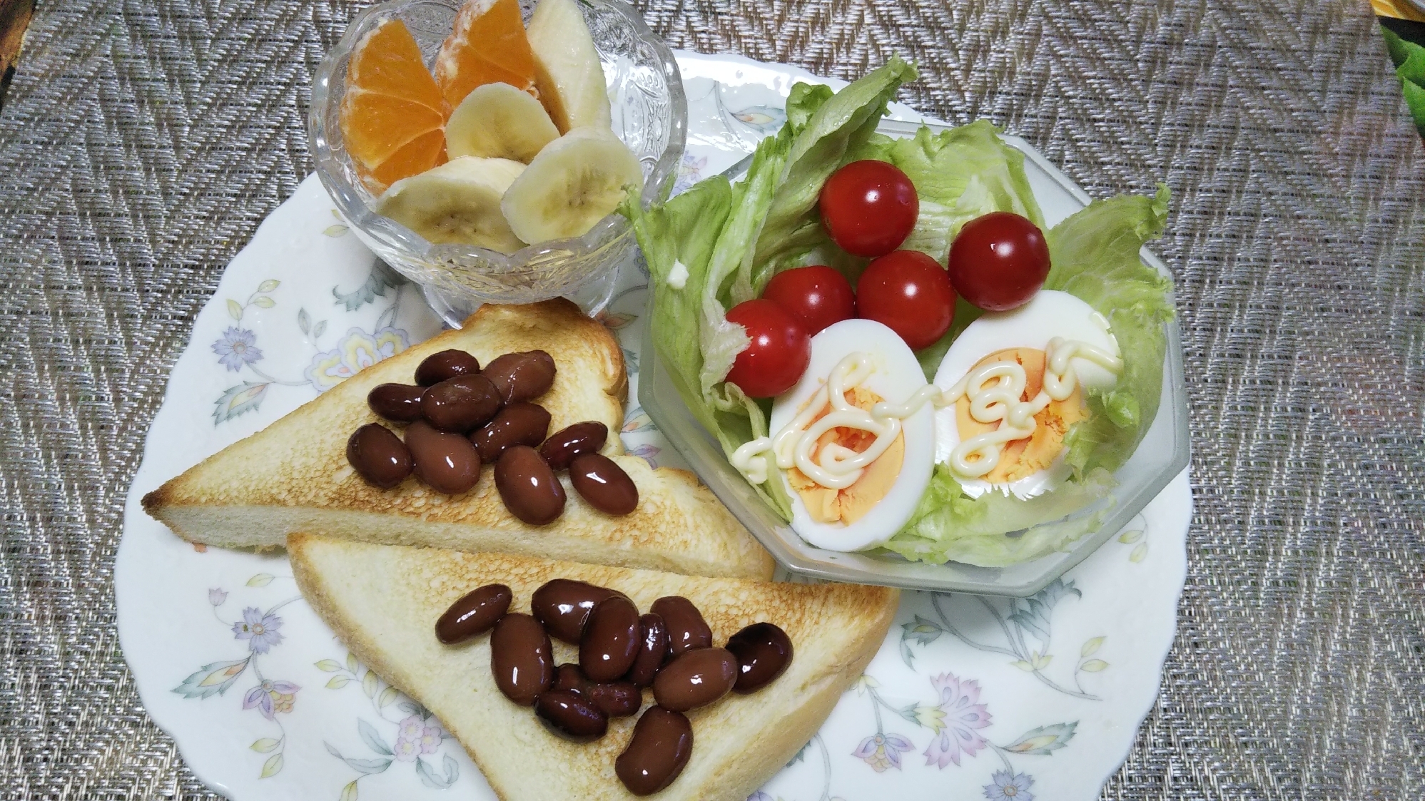 金時豆煮トーストと茹で卵サラダとフルーツ☆