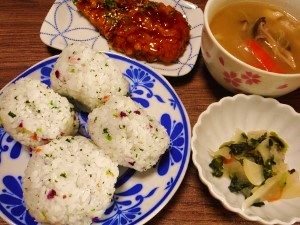 やっと雨が浸み込むほど振り大葉が茂ってきました。摘み立ての大葉の香りが加わった　おにぎり、美味しく頂きました。ご馳走さまでした♪