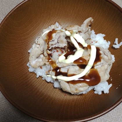 こってり豚丼に粒胡椒を効かせて