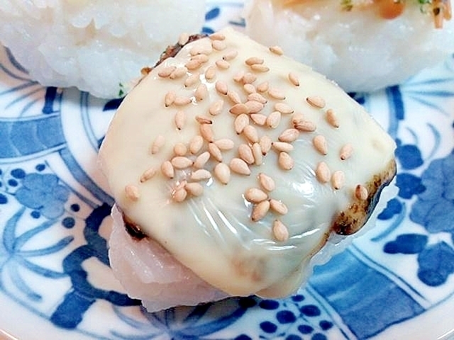 海苔佃煮とスライスチーズと白ごまの焼おにぎり