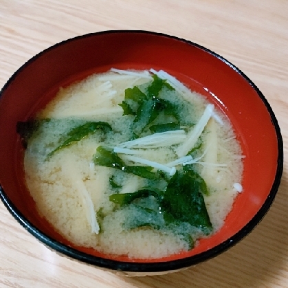 えのきとわかめの味噌汁（昆布だし・塩麹入り）