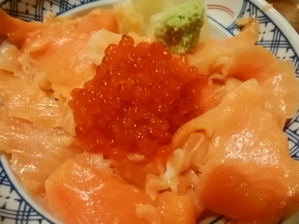 シソご飯のサーモンいくら丼