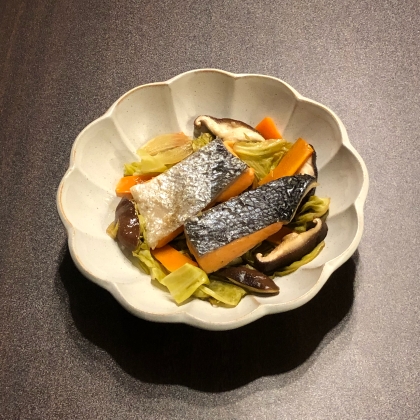 フライパンで簡単！鮭のキャベツ野菜蒸し