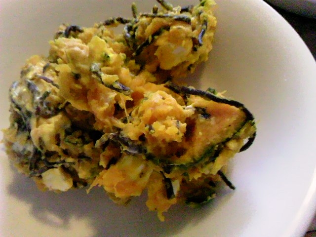 白い皿に盛られたひじきとかぼちゃのクリームチーズサラダ