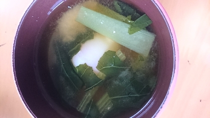 小松菜のお味噌汁に温泉卵入れてみました。豪華になり家族にも好評でした。