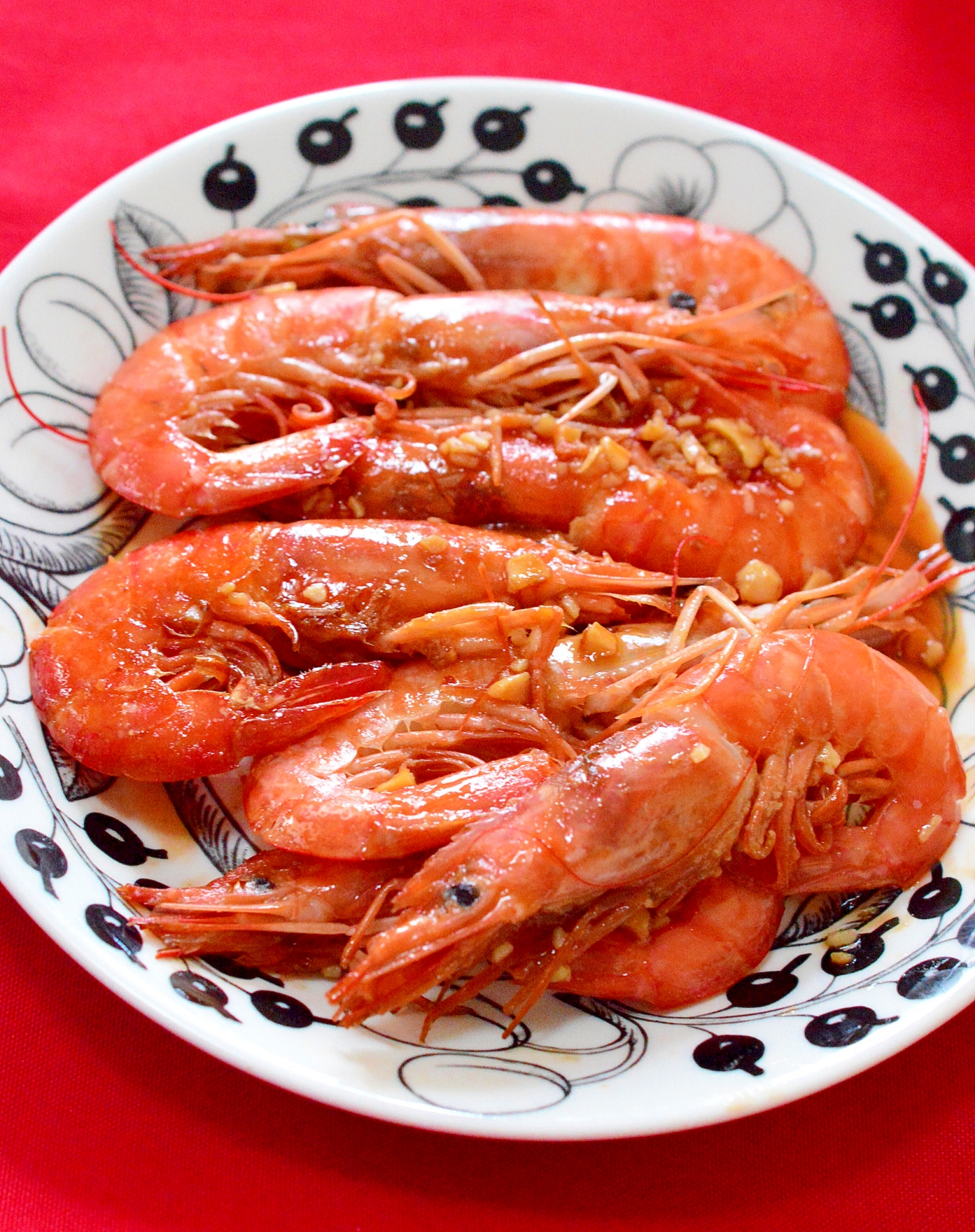 器に盛られた、アルゼンチン赤エビのチリソース