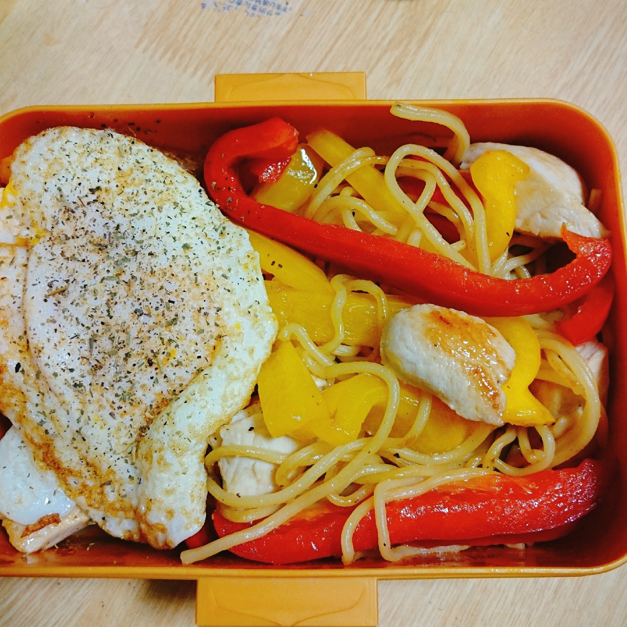 パプリカと鶏胸の焼きそば弁当 目玉焼き乗せ