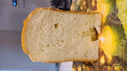 ホームベーカリーの天然酵母パンを作ってみたくてこちらのレシピを見つけました。ドライイーストのパンより時間はかかるけれどセットしたらあとは同じなので簡単でした。