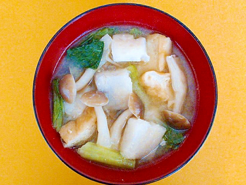しめじと里芋と小松菜の味噌汁